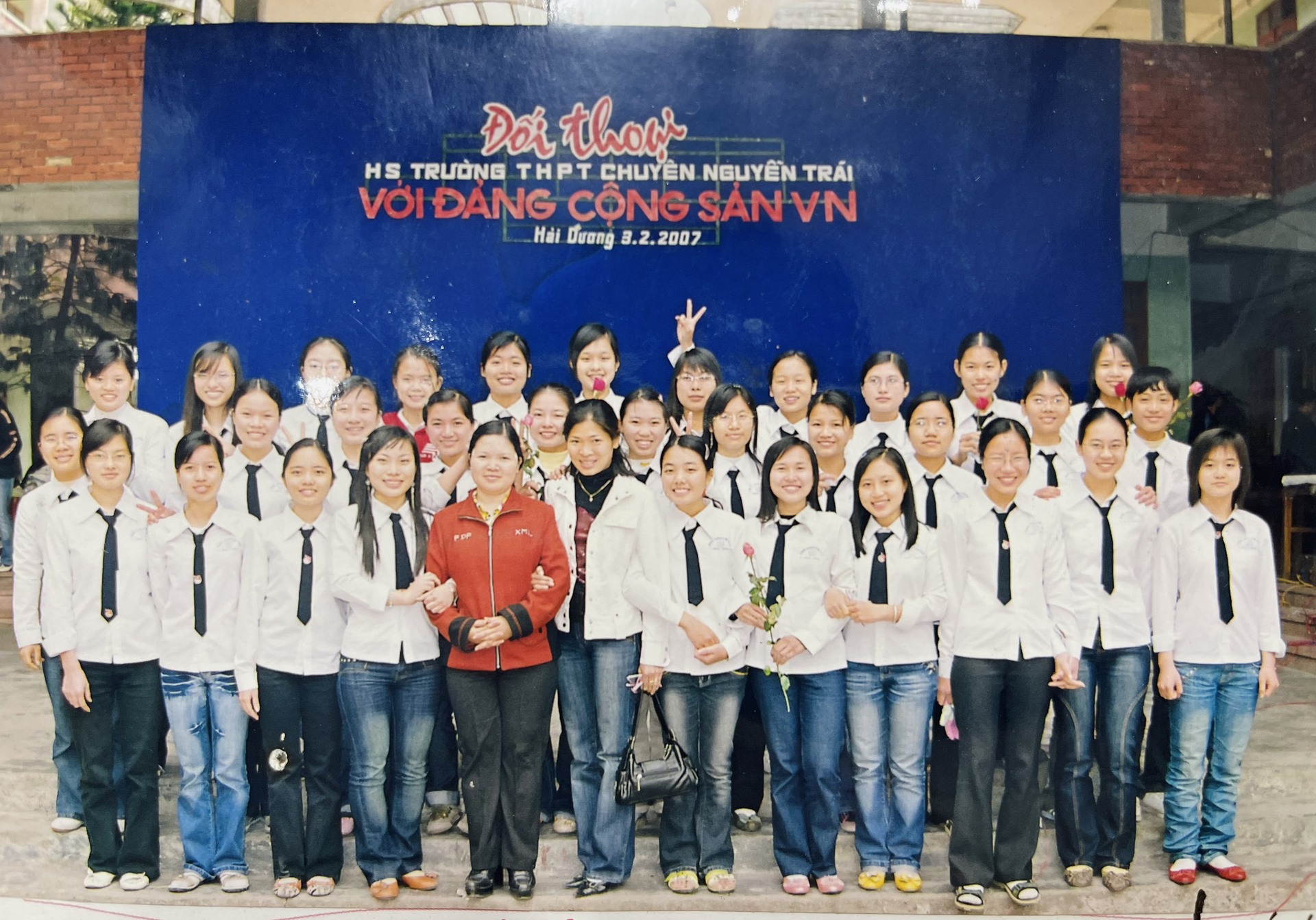 C:\Users\Administrator\Desktop\Bài dự thi 99_Nhắn gửi thanh xuân\Ảnh 2_ Tập thể lớp chuyên Văn khóa 2005 - 2008 chụp cùng GVCN. Cô giáo Nguyễn Thanh Huyền vào năm 2007.jpg